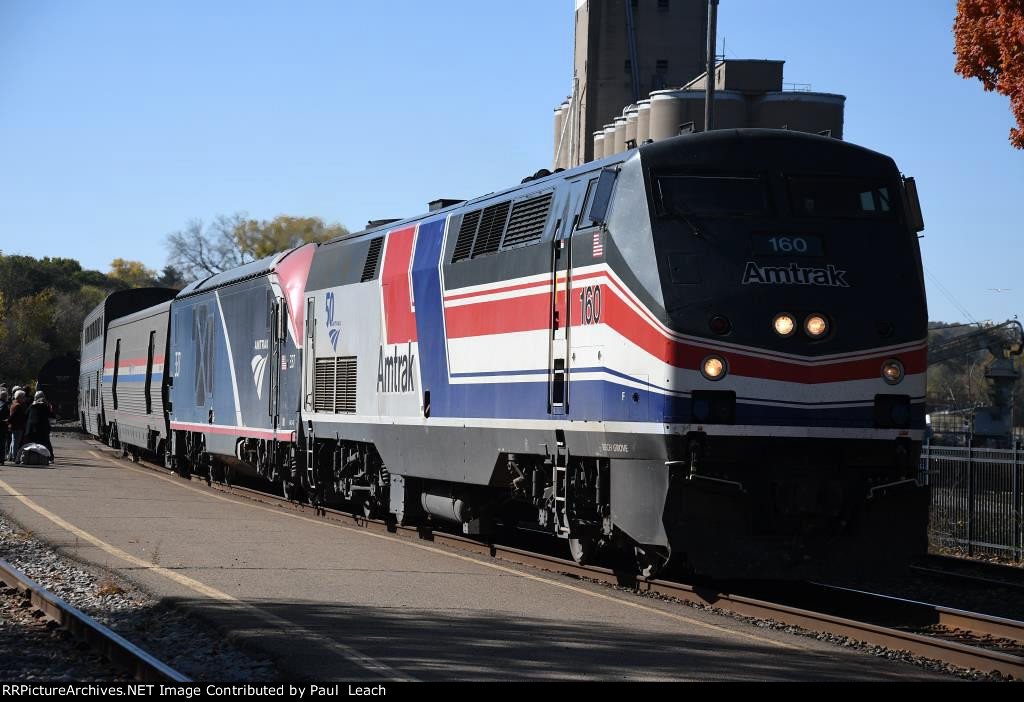Late running eastbound "Empire Builder" comes into the station